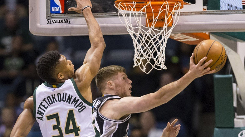 Dāvis Bertāns cīņā ar "Bucks" spēlētāju Jani Adetokunbo 2016. gada 5. decembrī
Foto: USA Today/Scanpix