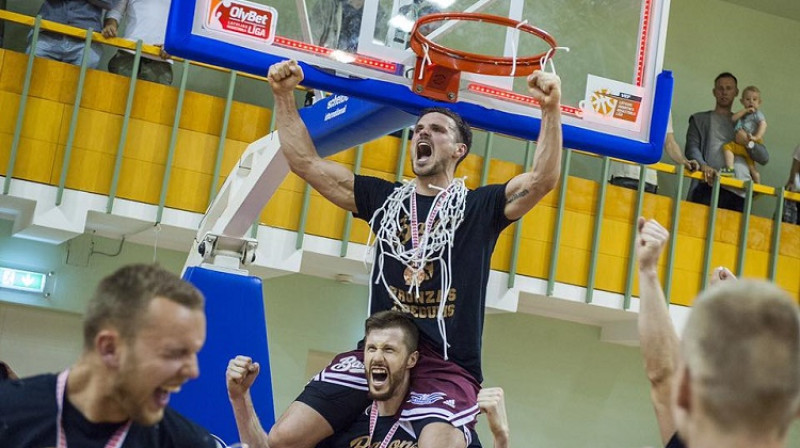 Salvis Mētra un Dāvis Rozītis līksmo par uzvaru
Foto: LBL