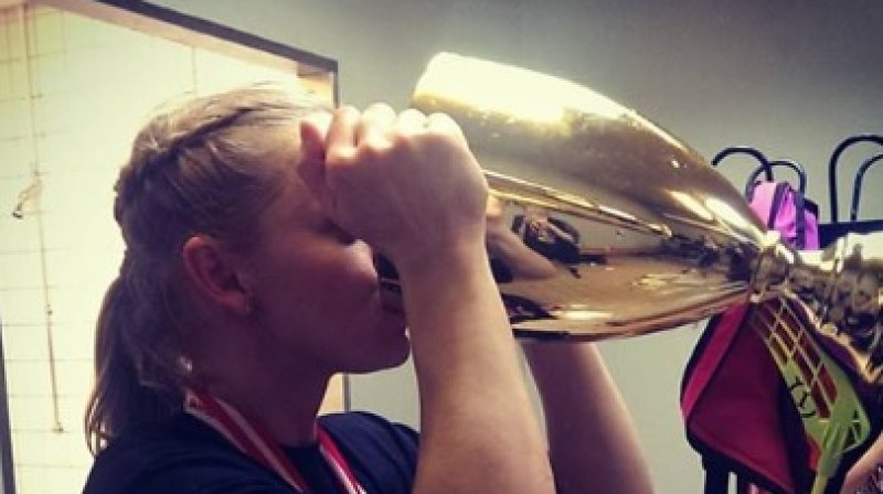 Liena Krastiņa ar čempionu kausu