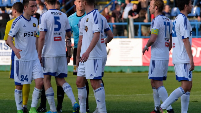 Dāvis Ikaunieks (Nr. 24) ar partneriem
Foto: fcvysocina.cz