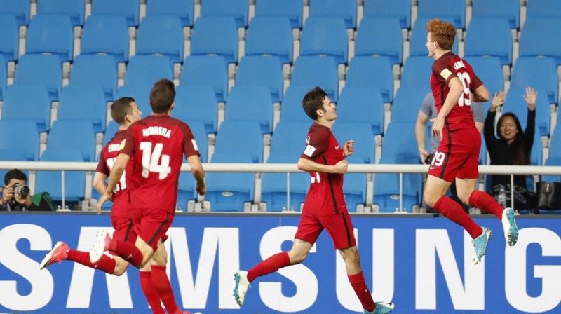 Džošua Serdžents (pirmais no labās puses) kļuvis par jaunāko ASV U-20 izlases vārtu guvēju
Foto: EP/Scanpix
