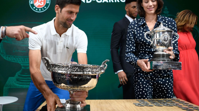Novaks Džokovičs un Garbinje Mugurusa piektdien izlozes pasākuma laikā
Foto: AFP/Scanpix