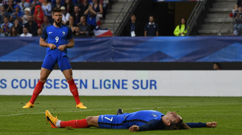 Olivjē Žirū un Antuāns Grīzmans (uz zālāja)
Foto: Damien Meyer/AFP/Scanpix