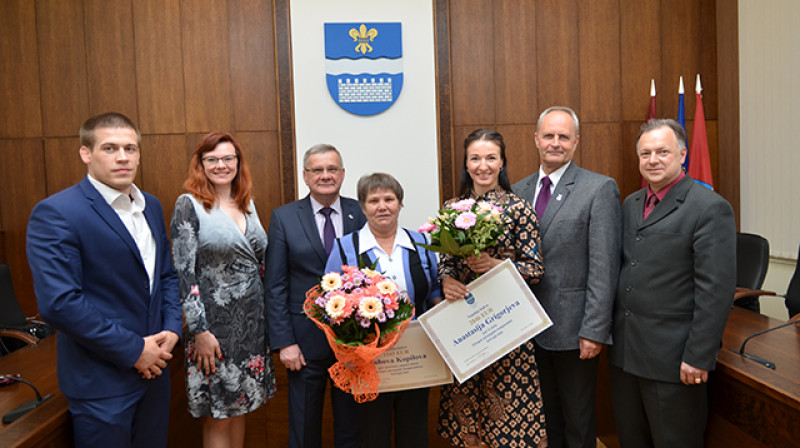 Ļubova Kopilova un Anastasija Grigorjeva tiek suminātas Daugavpils domē
Foto: daugavpils.lv