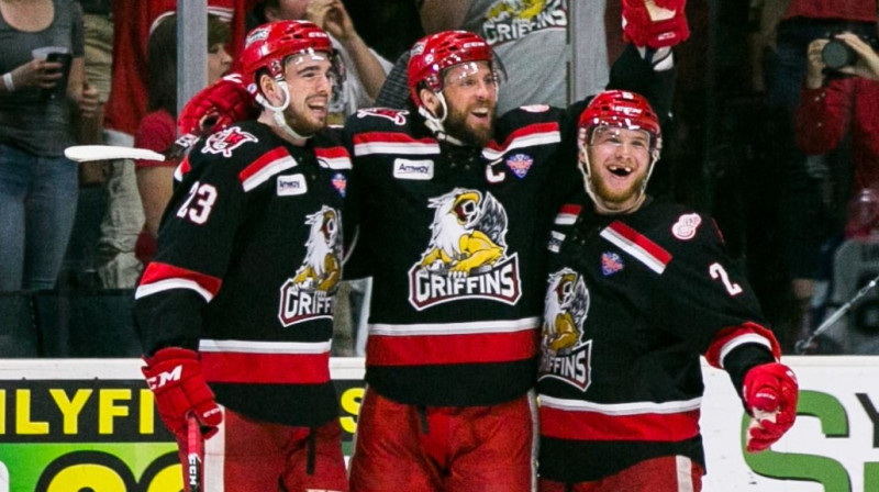 Grendrepidas "Griffins" hokejisti pēc vārtu guvuma
Foto: Sam Iannamico