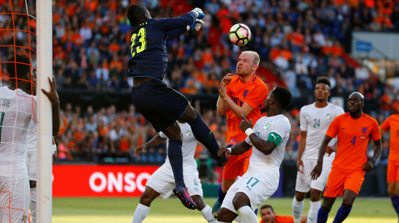 Cīņa Kotdivuāras izlases vārtu priekšā
Foto: Michael Kooren/Reuters/Scanpix