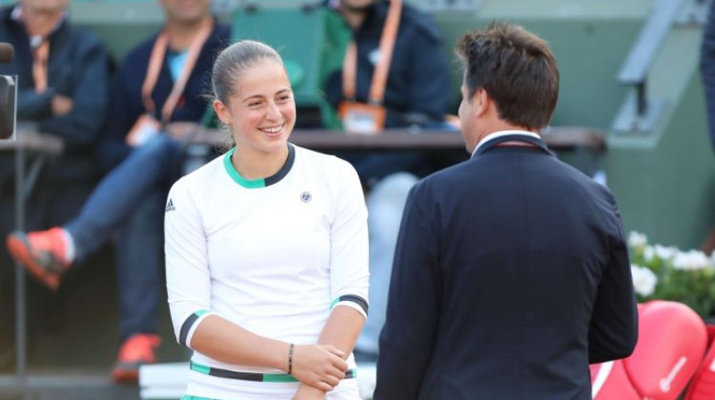 Aļona Ostapenko pirmajā pēcspēles intervijā (sekos vēl daudzas) smaidīja plaši jo plaši
Foto: Yan Lerval/SIPA/Scanpix