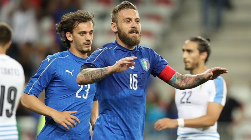 Manolo Gabiadini un Daniele De Rosi
Foto: AFP/Scanpix