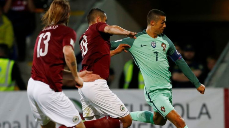 Latvijas izlases aizsargi mēģina apturēt Krištianu Ronaldu
Foto: Reuters/Scanpix