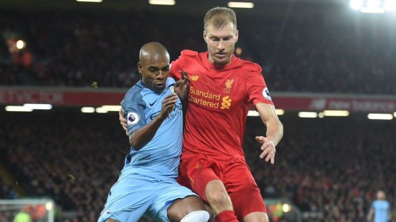 Ragnars Klavans (pa labi) spēlē pret Mančestras "City"
Foto: AFP/Scanpix