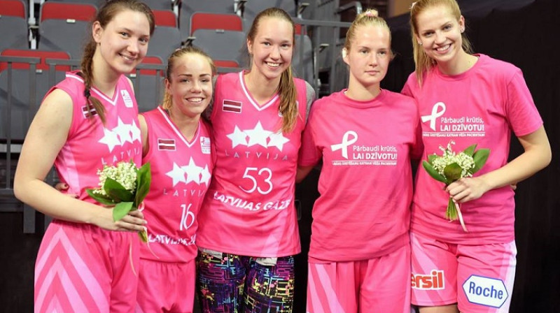 Paula Strautmane, Ilze Jākobsone, Kate Krēsliņa un Anna Dreimane. Centrā Digna Strautmane (U20/U19).
Foto: Romāns Kokšarovs, f64