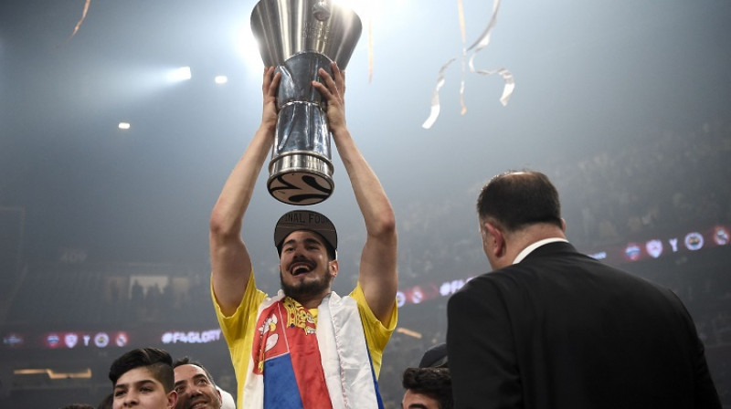 Nikola Kaliničs 2017. gada 21. maijā Stambulā ar Eirolīgas kausu
Foto: AFP/Scanpix