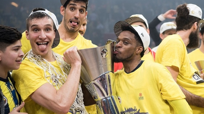 Bogdans Bogdanovičs un Bobijs Diksons ar ULEB Eirolīgas trofeju
Foto: Euroleague.net