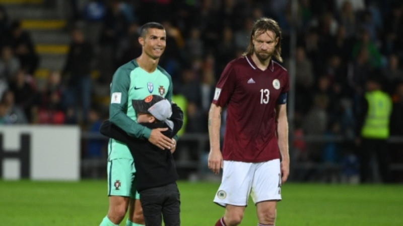 Krištianu Ronaldu un Kaspars Gorkšs
Foto: Romāns Kokšarovs/f64