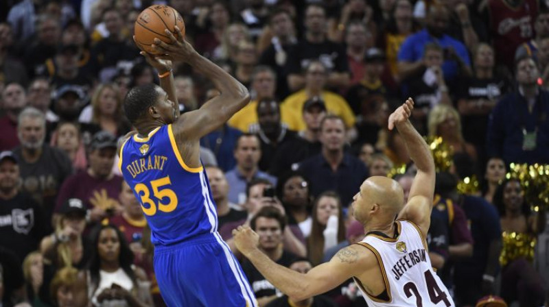 Kevins Durents izpilda metienu pret Ričardu Džefersonu
Foto: USA Today Sports/Scanpix