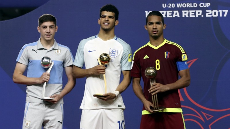 Turnīra trīs labākie spēlētāji:
(no kreisās)Frederiko Valverde, Dominiks Solanke, Jangels Errera