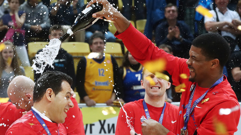 Šampanieša lietus uz Maskavas CSKA trenera Dimitriosa Ituda galvas
Foto: Stanislav Krasilnikov/TASS
