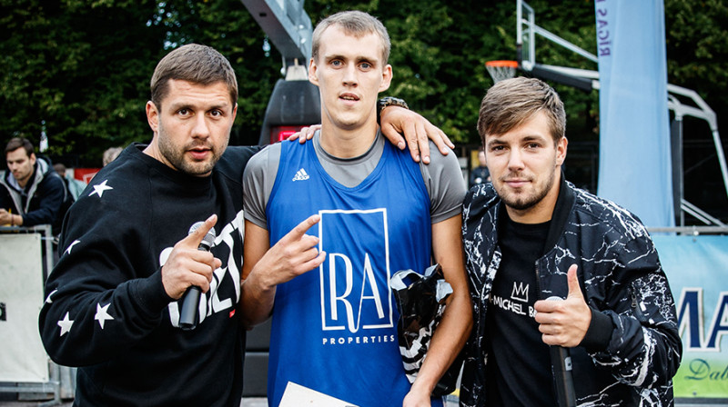 2016. gada "Ghetto Kabans" Nauris Miezis (vidū) kopā ar "Ghetto Games" organizatoriem Raimondu Elbakjanu un Antonu Semeņaku.
Publicitātes foto