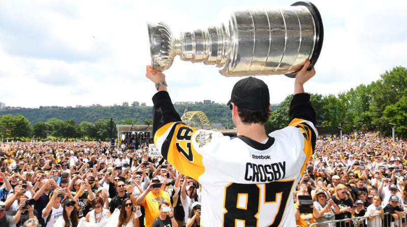 Sidnijs Krosbijs ar Stenlija kausu 
Foto: nhl.com