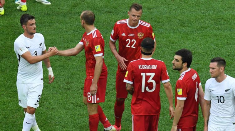 Jaunzēlandes futbolisti apsveic Krieviju ar uzvaru
Foto:  AP/Scanpix