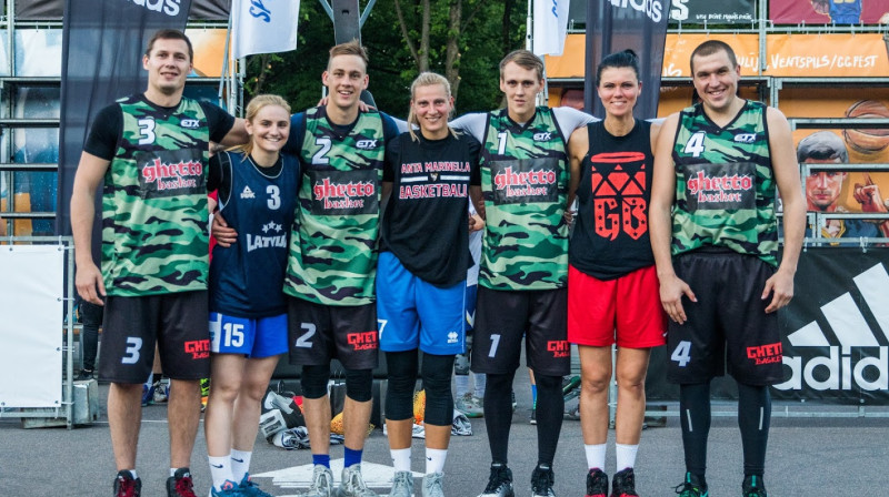 Latvijas 3x3 izlašu basketbolisti (no kreisās): Agnis Čavars, Liene Stalidzāne, Kārlis Lasmanis, Ieva Veinberga, Nauris Miezis, Ieva Vītola un Edgars Krūmiņš.
"Ghetto Games" foto