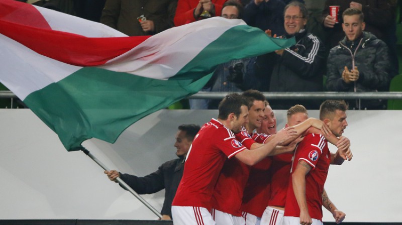 Tomāšs Priškins (pa labi) 2015. gada novembrī atklāja rezultātu Ungārijas - Norvēģijas "play-off" duelī par tiesībām piedalīties "Euro 2016" finālturnīrā. Foto: Reuters/Scanpix