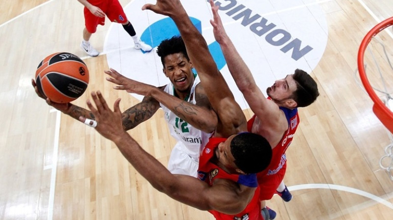 Vils Klaiburns pret CSKA aizsardzību
Foto: euroleague.net