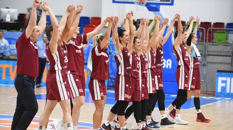 Latvijas valstsvienība pēc uzvaras pār Eiropas čempioni Serbiju pateicās līdzjutējiem
Foto: Romāns Kokšarovs, f64