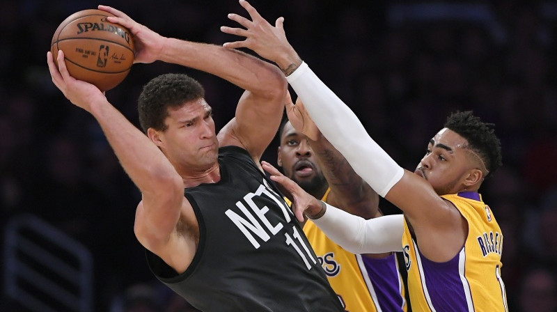 Bruks Lopess nākamsezon jau pārstāvēs "Lakers" krāsas, savukārt D'Andželo Rasels spēlēs Bruklinas rindās
Foto: AP/Scanpix