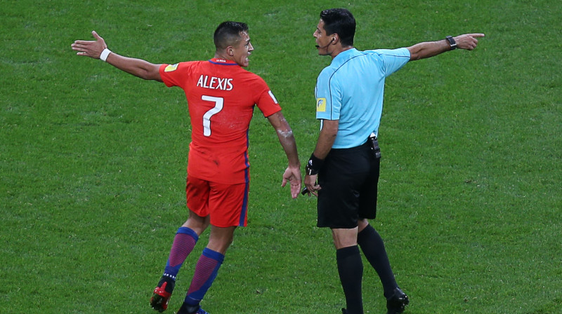 Aleksis Sančess (Čīle) diskutē ar spēles galveno tiesnesi
Foto: AFP/Scanpix