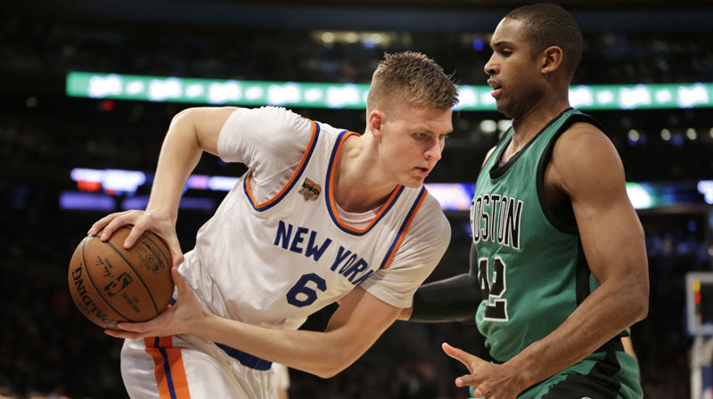 Kristaps Porziņģis pret "Celtics" centru Elu Horfordu. 
Foto: AP/Scanpix