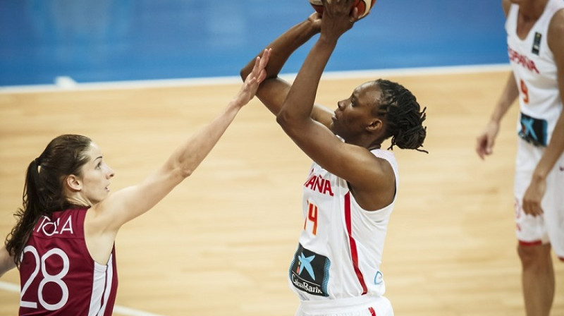 Kristīne Vītola cīņā ar Sančo Litlu
Foto: fiba.com