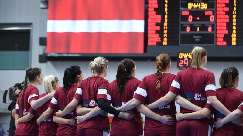 Latvijas basketbolistes 
Foto: Romāns Kokšarovs, f64