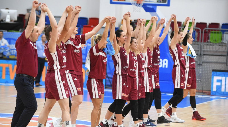 Latvijas izlase un galvenais treneris Mārtiņš Zībarts
Foto: Romāns Kokšarovs, f64