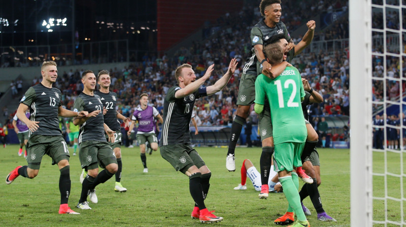 Vācijas U21 izlases svinības 
Foto: Reuters/Scanpix