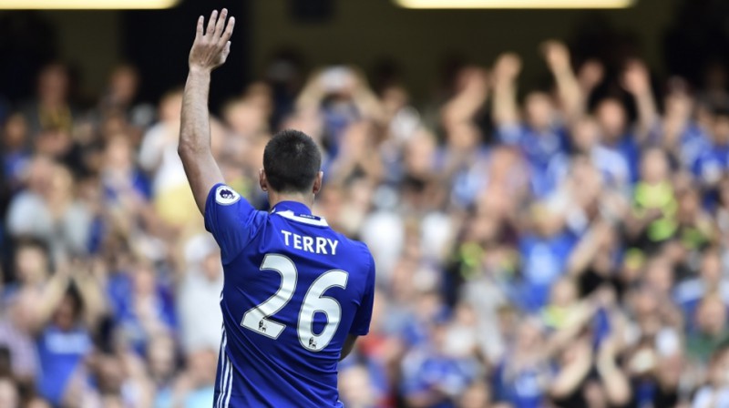 Džons Terijs atvadās no ''Chelsea'' līdzjutējiem pēc savas pēdējās spēles

Foto: REUTERS/Scanpix