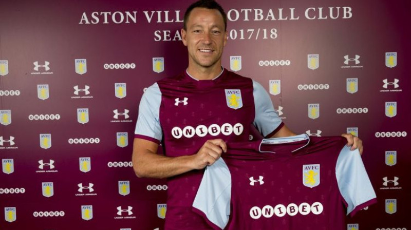 Džons Terijs ar savas jaunās komandas kreklu
Foto: Aston Villa
