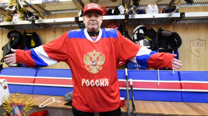 Djego Maradona, viesojoties Krievijas hokeja izlasē 
Foto: fhr.ru