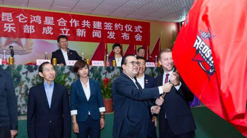 Raitis Pilsētnieks ar "Red Star" karogu
Foto: Kunlun Red Star