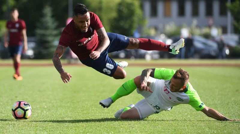 "Jelgava" paklupa pirmajā kārtā
Foto: Romāns Kokšarovs, f64