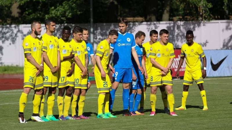 "Ventspils" spēlētāji veido sieniņu. Neielaist arī Islandē tomēr neizdevās
Foto: fkrfs.lv