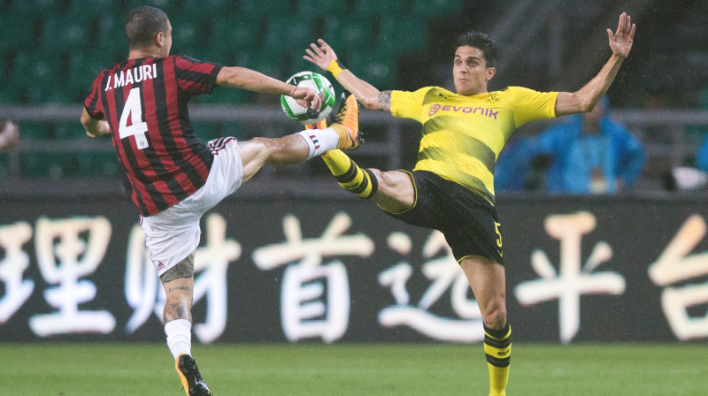 Cīņa par bumbu: Hosē Mauri (Milan) pret Marku Bartru (Borussia)
Foto: Reuters/Scanpix