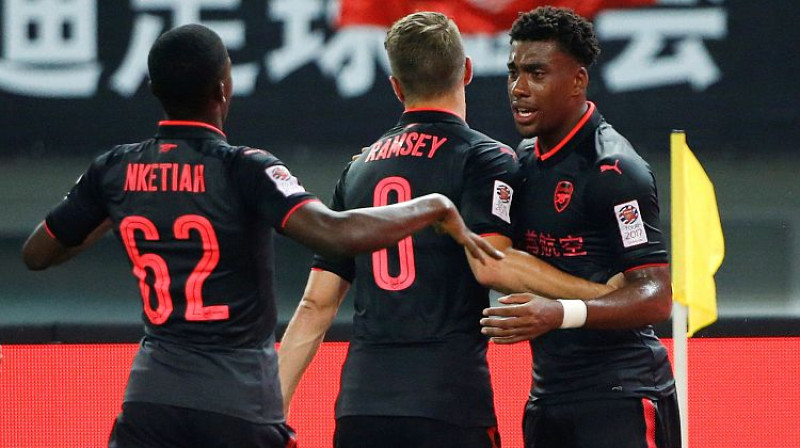 ''Arsenal'' futbolisti atzīmē Aleksa Ivobi (pa labi) vārtu guvumu
Foto: Reuters/Scanpix