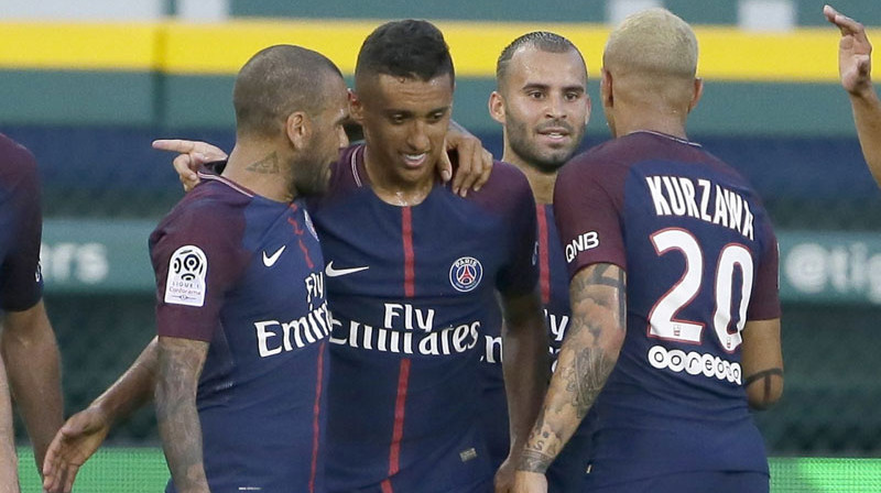 Dani Alvess apsveic Markinjušu ar vārtu guvumu. 
Foto: AFP/Scanpix