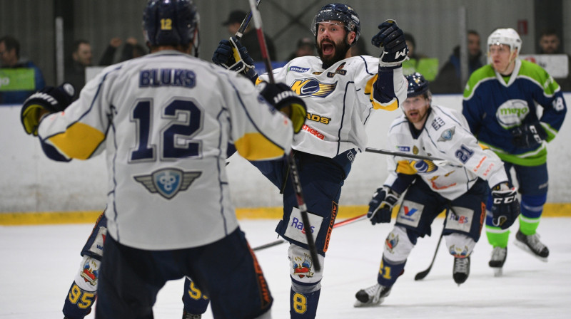 "Kurbada" kapteinis Toms Bluks (nr. 12) un uzbrucējs Edgars Brancis. Foto: Romāns Kokšarovs/f64