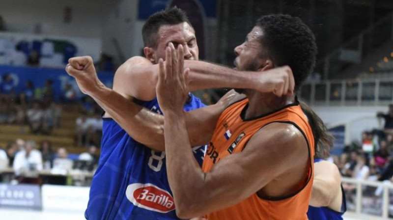 Danilo Galināri izgāž dusmas pār Nīderlandes basketbolistu
Foto: La Gazzeta dello Sport