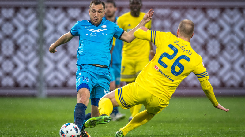 "Riga" daļu spēles pavadīja mazākumā Oļega Laizāna (pa kreisi) dēļ.
Foto: http://www.rigafc.lv