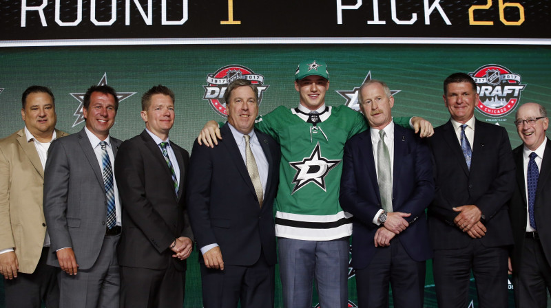 Dalasas "Stars" pārstāvji un komandas pirmās kārtas izvēle Džeiks Otingers 2017. gada NHL draftā.
Foto: AFP/Scanpix
