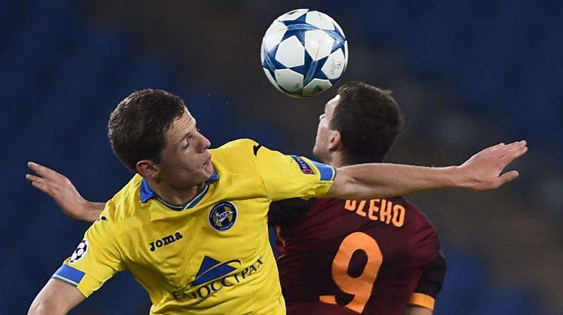 Kaspars Dubra gaisa divcīņā pret Itālijas čempionāta labāko snaiperi Edinu Džeko
Foto: AFP/Scanpix