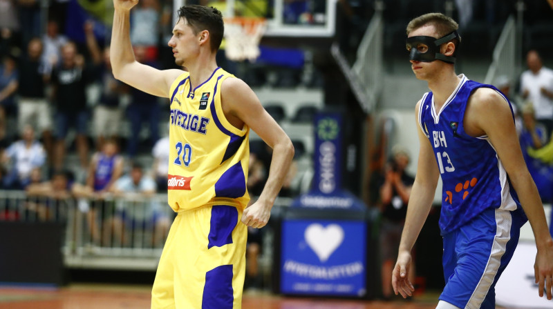 Markuss Ēriksons un Džanans Musa 
Foto: TT News Agency / Scanpix
